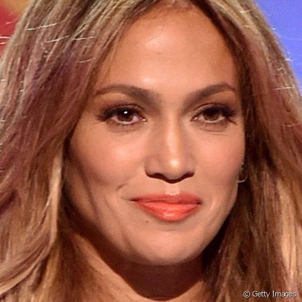 Jennifer Lopez, que apresentou parte do pr?mio, utilizou uma batom laranja para fazer color blocking com seu vestido verde
